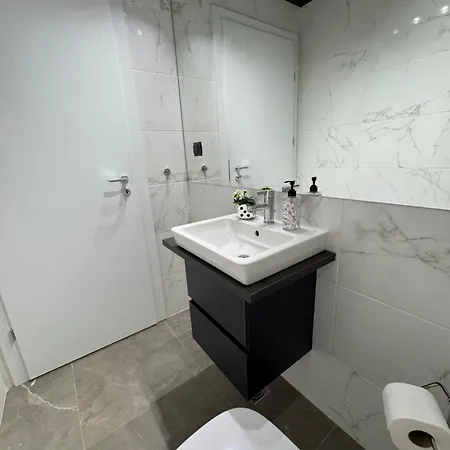 Apartment Executive Duplex With Balcony, Skyline Views & Free Parking *
