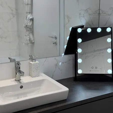 2-level Luxury 1-bedroom Duplex With Balcony Near Promenada Mall *