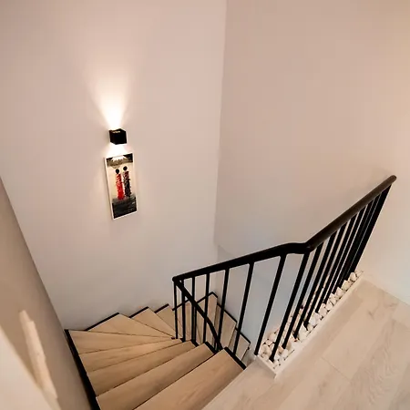 Executive Duplex With Balcony, Skyline Views & Free Parking Apartment *