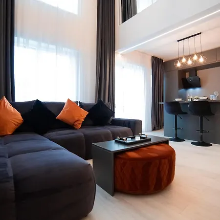 Apartment Executive Duplex With Balcony, Skyline Views & Free Parking