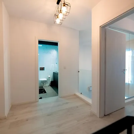 Executive Duplex With Balcony, Skyline Views & Free Parking *