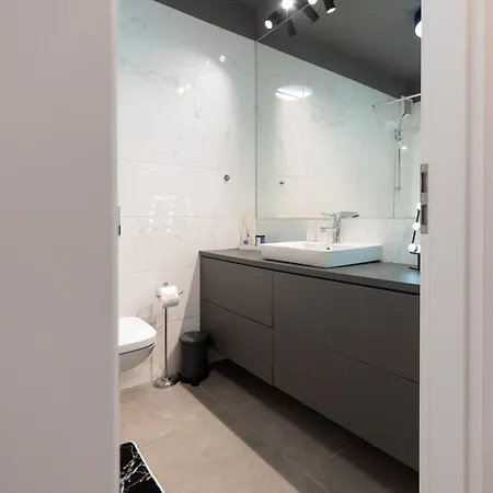 דירה 2-level Luxury 1-bedroom Duplex With Balcony Near Promenada Mall *