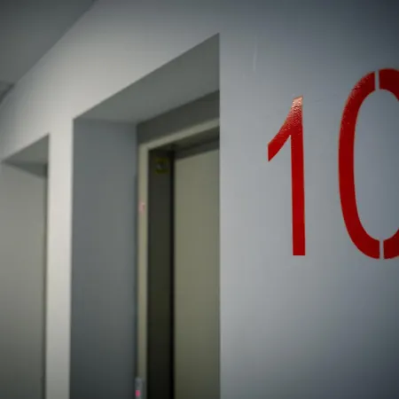 2-level Luxury 1-bedroom Duplex With Balcony Near Promenada Mall *