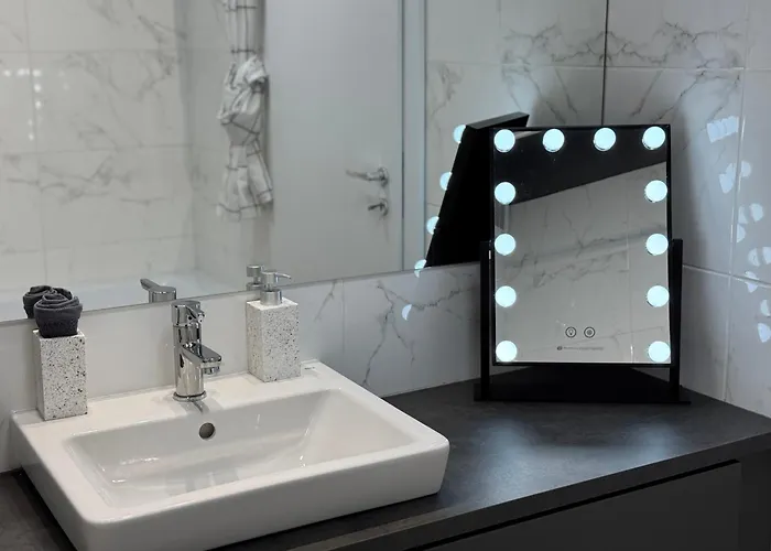 2-level Luxury 1-bedroom Duplex With Balcony Near Promenada Mall *