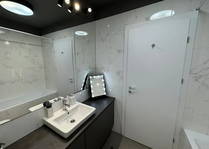 2-level Luxury 1-bedroom Duplex With Balcony Near Promenada Mall Apartamento